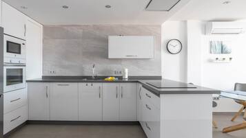 Jääkaappi, mikroaaltouuni, uuni, liesi