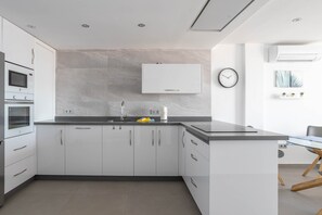 Fridge, microwave, oven, stovetop - 'Apartment ARCE Frontline Seaview' with Pool, Balcony & Wi-Fi (Nerja)