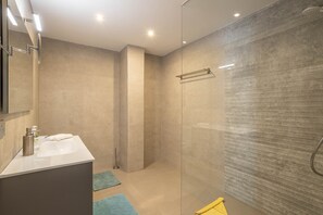 Douche, séchoir à cheveux, serviettes fournies
