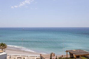 On the beach - 'Apartment ARCE Frontline Seaview' with Pool, Balcony & Wi-Fi (Nerja)