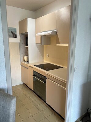 Fridge, microwave, oven, stovetop - Quiet apartment 80m from the sea, beaches and shopping, all within walking distance (Sainte-Maxime)