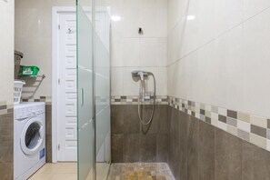 Dusche, kostenlose Toilettenartikel, Haartrockner, Handtücher