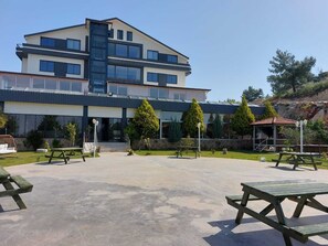 Vista frontal de la propiedad