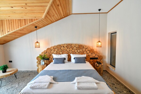 Habitación Confort | Minibar, escritorio y espacio para trabajar con laptop