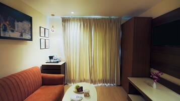 Suite | Living area | 32-inch flat-screen TV with satellite channels, TV
