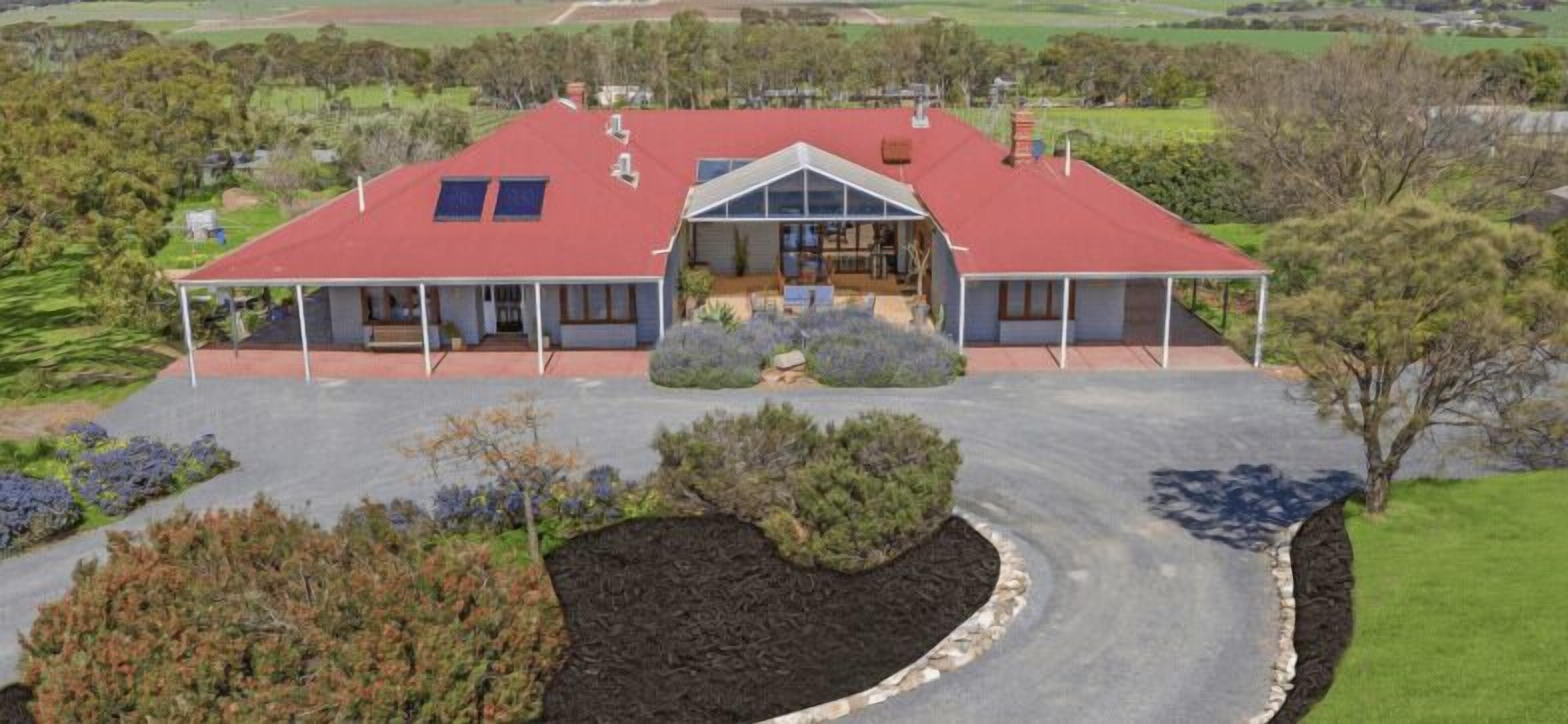 Romance In The Vines by Wine Coast Holiday Rentals - Situated in a bushland and vineyard setting, this holiday home offers everything a family (or two) or perhaps a bridal party or wedding guests, could possibly want for a getaway.