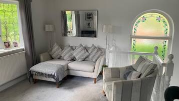 Apartment | Ruang tamu | 30 inci televisyen dengan kabel