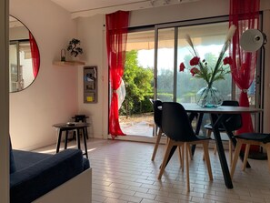 Dining - The Sea and the Beach at the end of the garden 4-bed apartment with terrace and garden (La Grande-Motte)