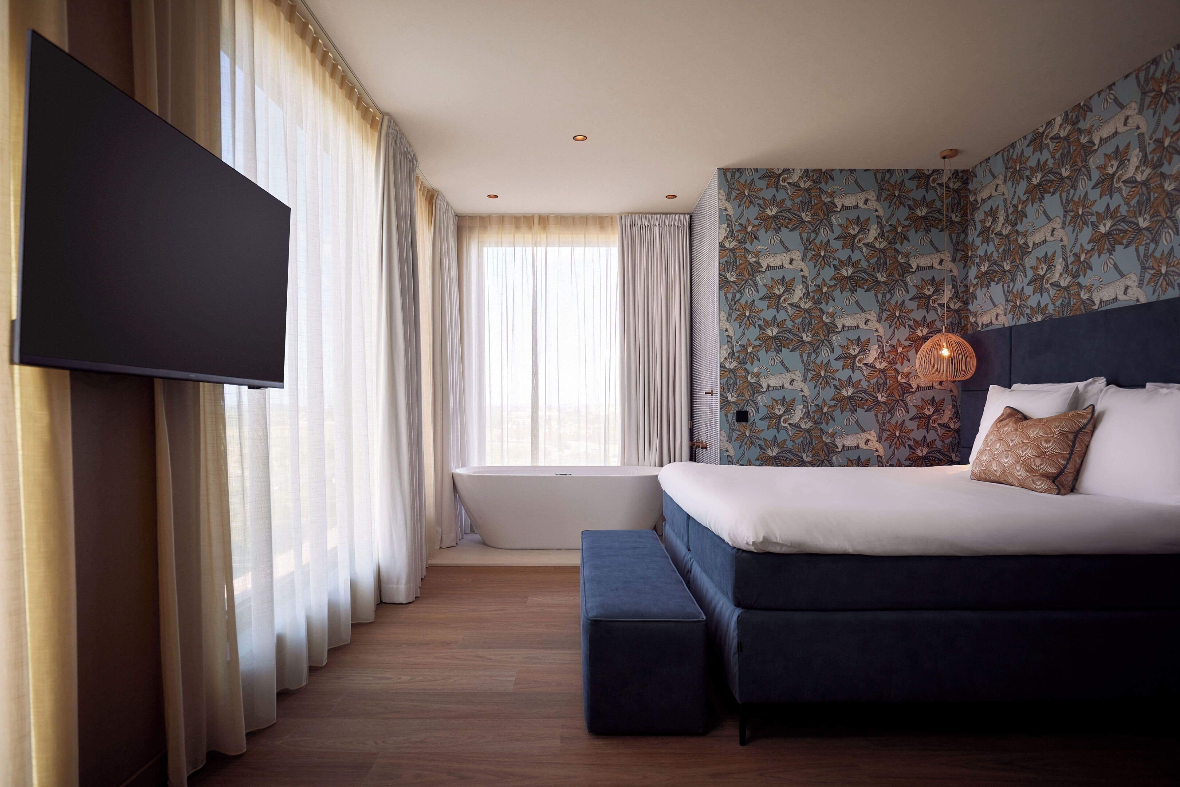 Luxe kamer | Een minibar, een kluis op de kamer, een bureau, een laptopwerkplek