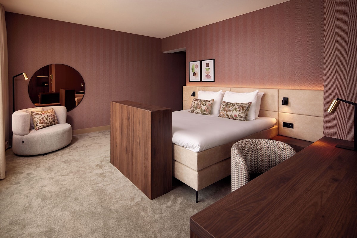 Habitación superior | Minibar, caja de seguridad en la habitación y escritorio