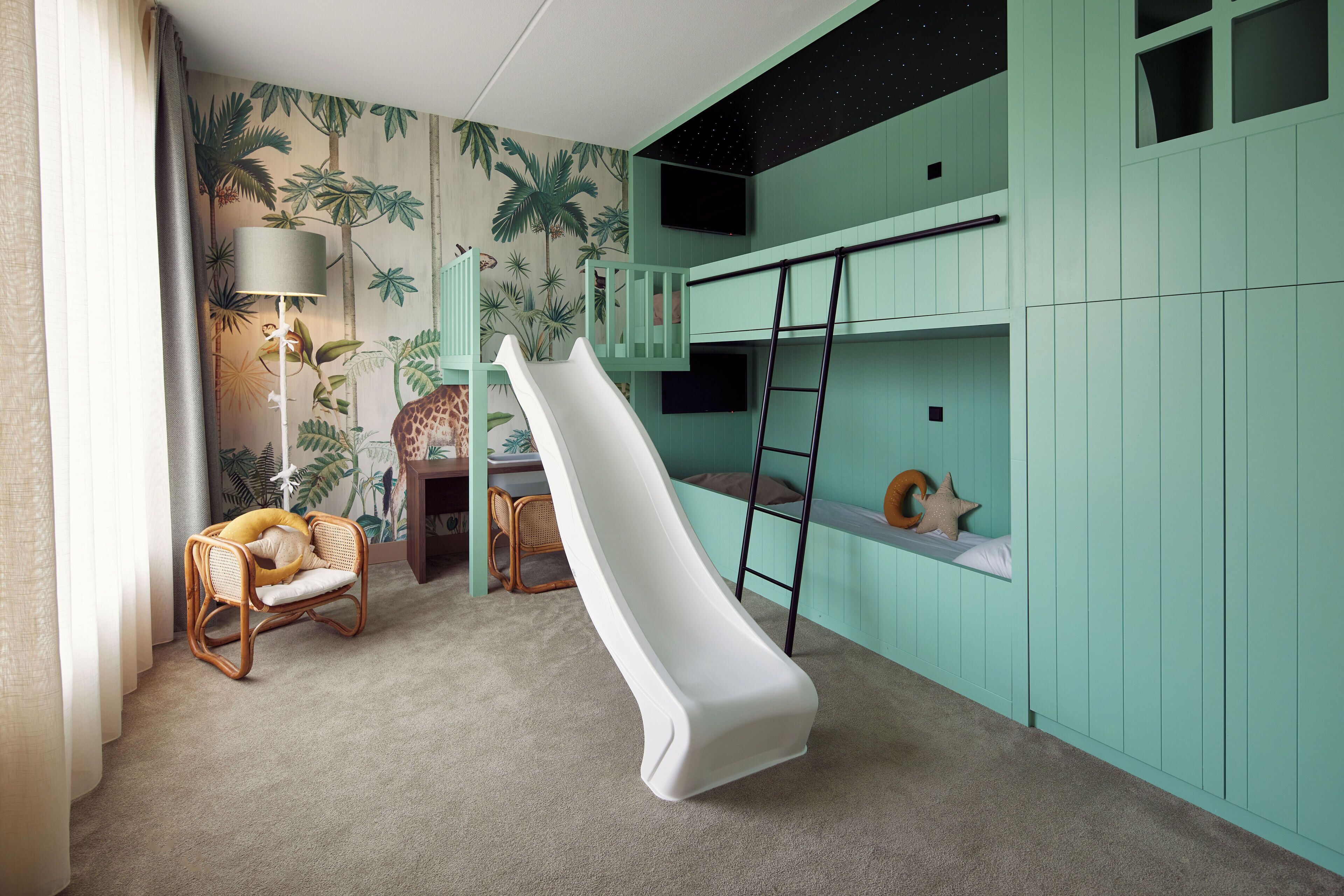 Familierom | Minibar, safe på rommet, skrivebord og skrivebord for bærbar PC