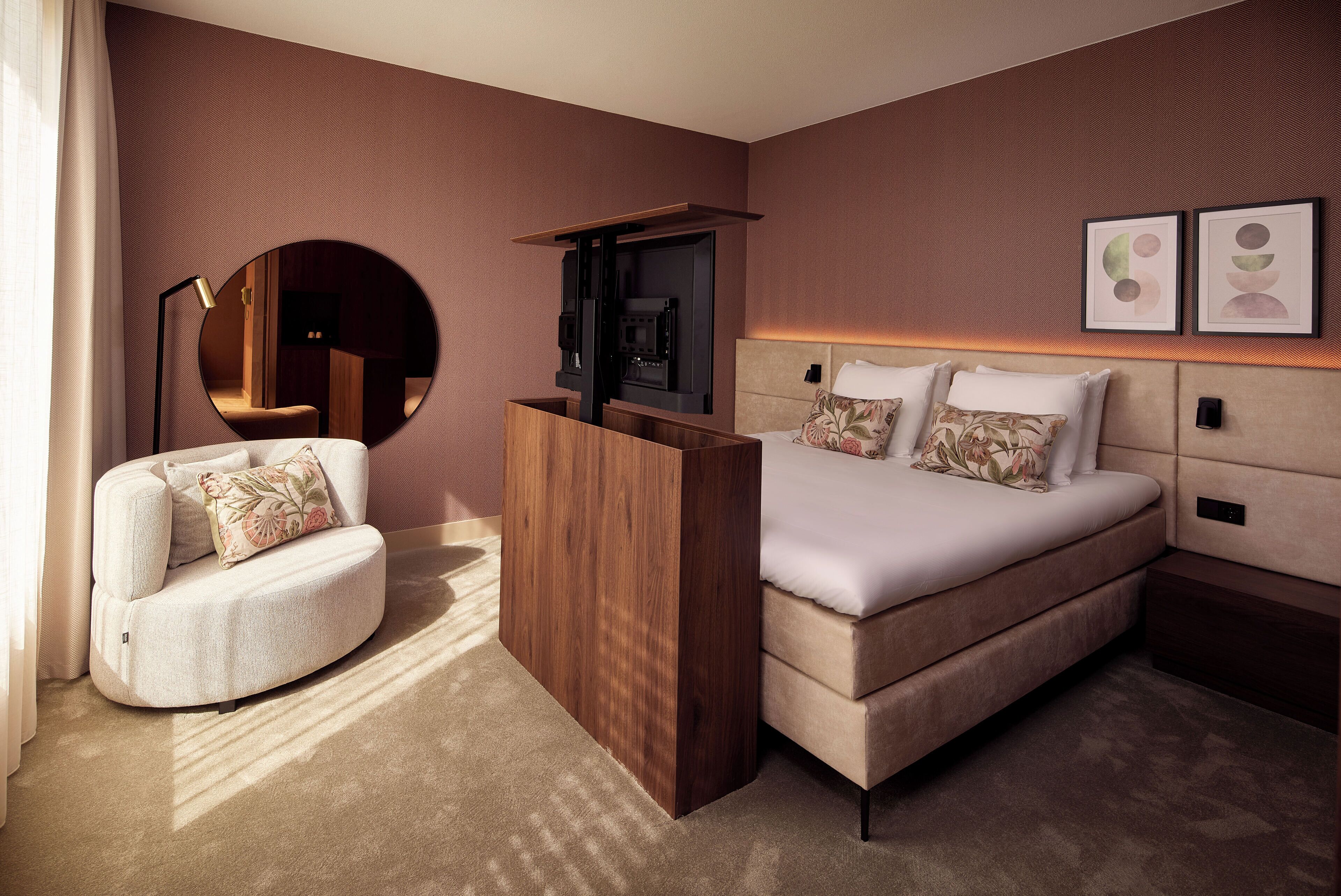 Rom – deluxe | Minibar, safe på rommet, skrivebord og skrivebord for bærbar PC