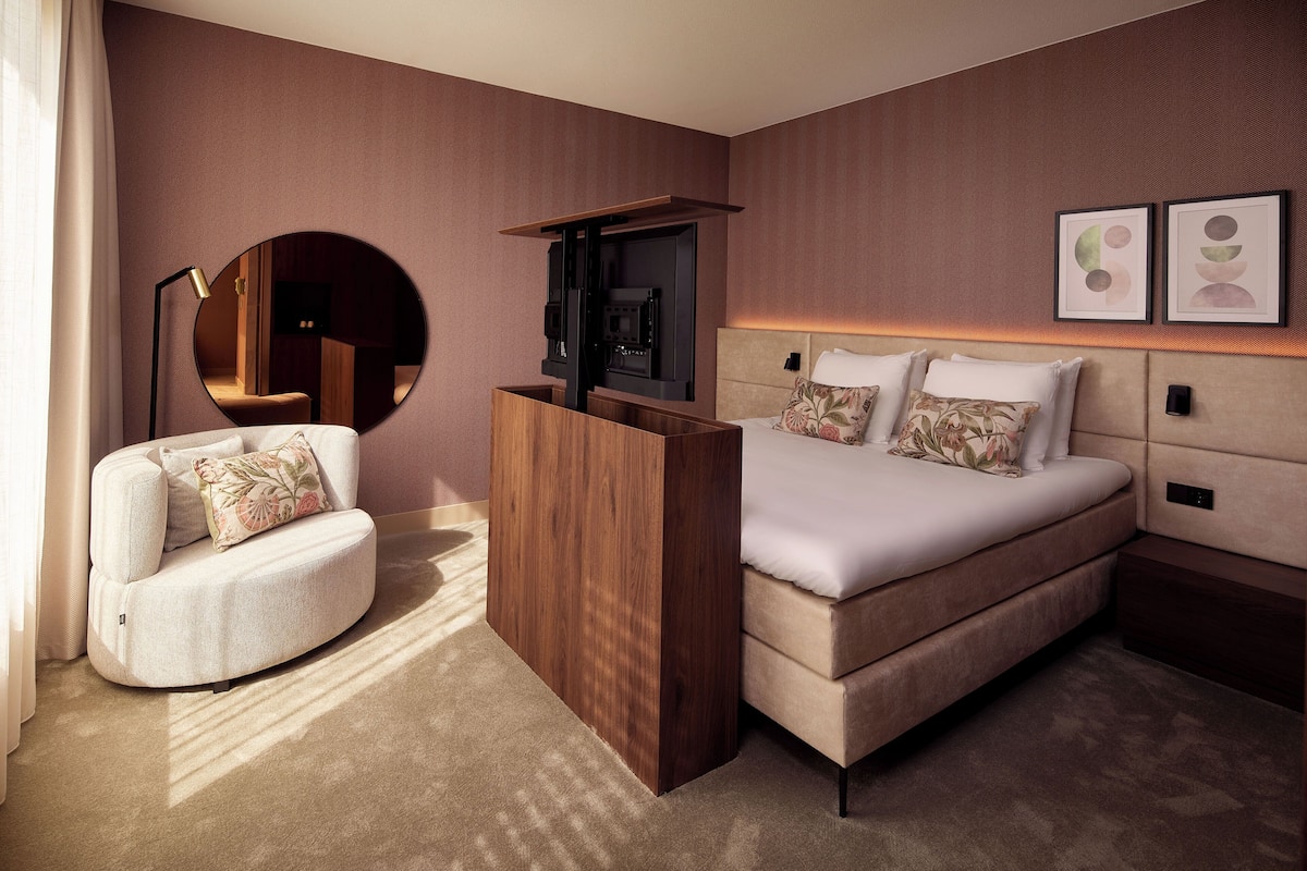 Habitación Deluxe | Minibar, caja de seguridad en la habitación y escritorio