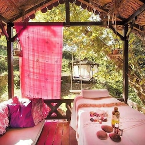 4 bedrooms, iron/ironing board, bed sheets