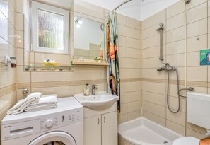 Studio Keluarga, 1 Tempat Tidur Double, area taman (Studio Apartment Magnolia Zagreb) | Kamar mandi | Shower, pengering rambut, handuk, dan sabun