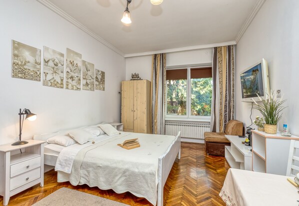 Studio Keluarga, 1 Tempat Tidur Double, area taman (Studio Apartment Magnolia Zagreb) | Setrika/meja setrika dan seprai linen