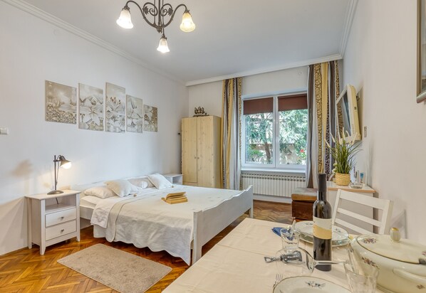 Perhestudio, 1 parisänky, puutarha-alue (Studio Apartment Magnolia Zagreb) | Silitysrauta/-lauta, vuodevaatteet