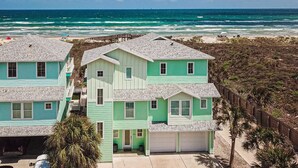 Zona residencial costera con casas justo al lado de la playa.