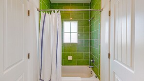 Combined shower/tub, towels