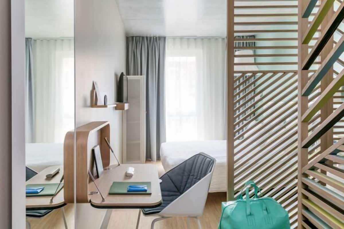 Bộ đồ giường cao cấp, chăn bông, két bảo mật tại phòng, bàn