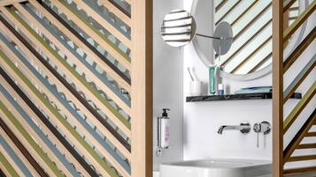 Douche, douche hydromassante, sèche-cheveux, serviettes fournies