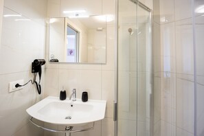 Bruser, hårtørrer, bidet, håndklæder