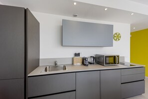 Kylskåp, spishäll, brödrost och grytor/köksredskap