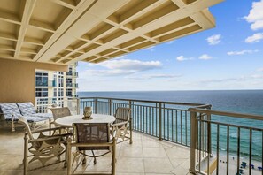 Outdoor dining - 🌴 Beachfront Penthouse! Shore Elegance | 3BR | Destin Towers 151 ☀️ (Destin)