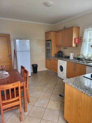 Ferienhaus, 2 Queen-Betten | Eigene Küche | Kühlschrank, Mikrowelle, Ofen, Herdplatte