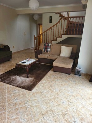 Ferienhaus, 2 Queen-Betten | Wohnzimmer | 30-Zoll-Fernseher mit Digitalempfang