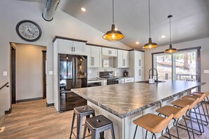 Fridge, microwave, stovetop, dishwasher - Modern Lead Cabin w/ Private Hot Tub & Fireplace! (Lead)