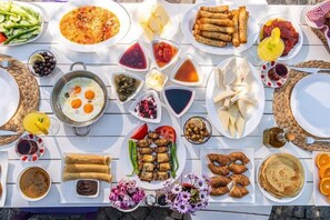 朝食 (ビュッフェ)、毎日提供 (無料)