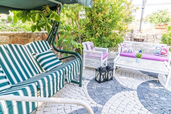 42 インチのテレビ (プレミアムチャンネル視聴可)