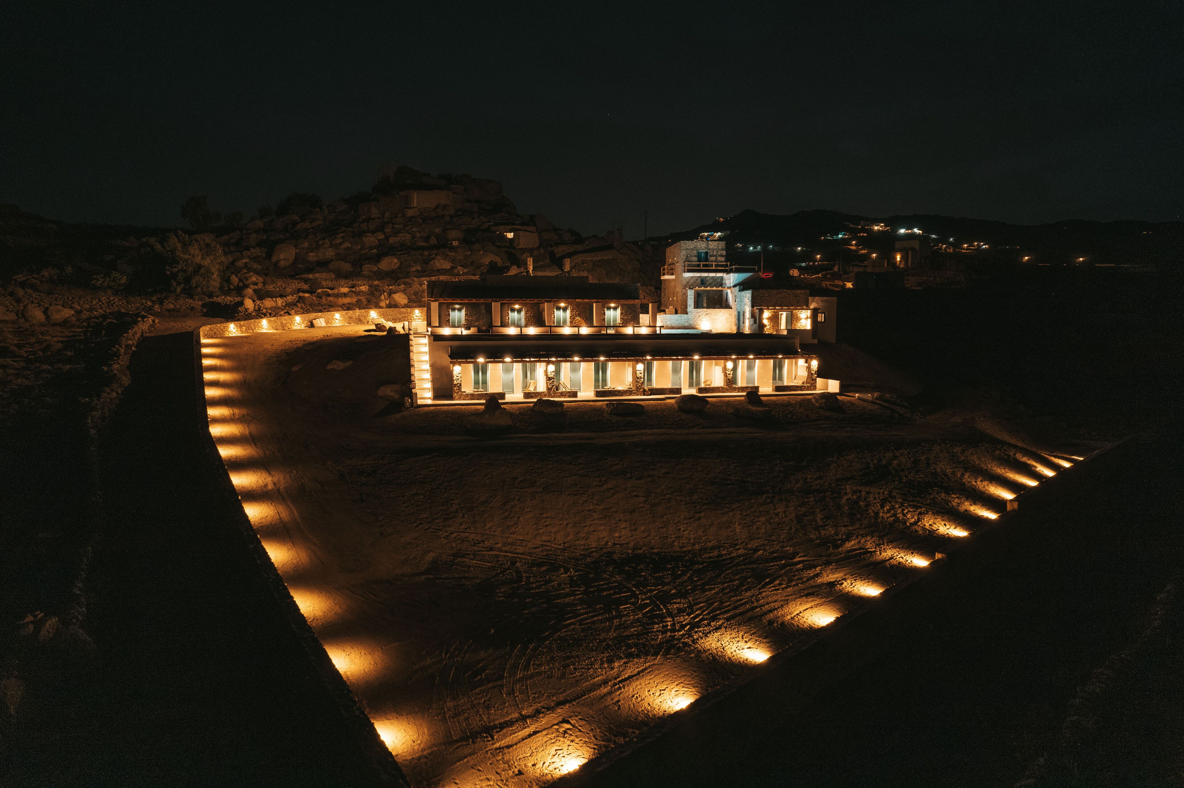 Fachada de la propiedad por la tarde o noche