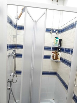 淋浴设施、吹风机、毛巾、肥皂