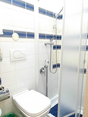 Douche, sèche-cheveux, serviettes fournies, savon