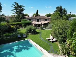 Utendørsbasseng og et oppvarmet basseng