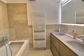 Badekar, hårføner og håndklær