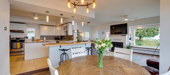 Chic Port Angeles Home w/ Oceanfront Balcony!