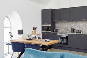 Cottage | Private kitchen | Fridge, dishwasher, electric kettle, toaster - No 5 Old Church (Ventnor)