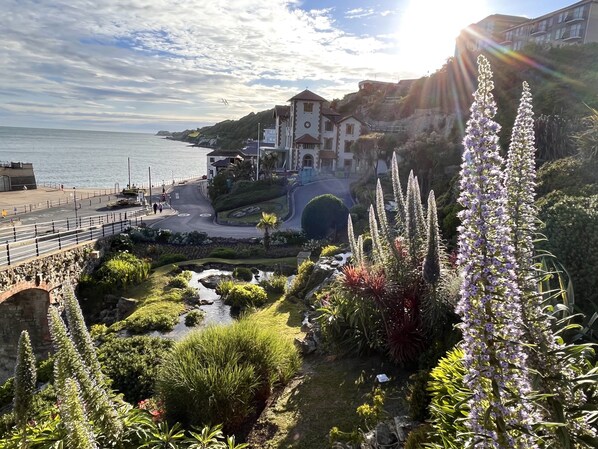 A coastal hotel with a garden, a small stream, and a view of the sea. - No 5 Old Church (Ventnor)