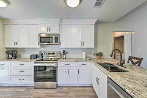 Geladeira, micro-ondas, cooktop, lava-louças