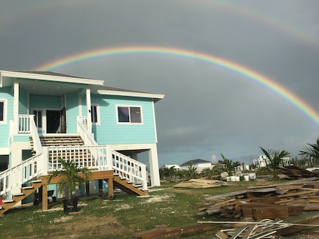 Exterior. Cottage nestled in Leisure Lee Waterways. Close to beaches with Dock rentals