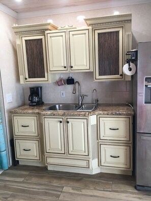 Kjøleskap, mikrobølgeovn, kokeplater og kaffetrakter/tekoker