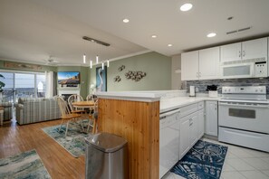 Mikrowelle, Geschirrspüler, Esstisch