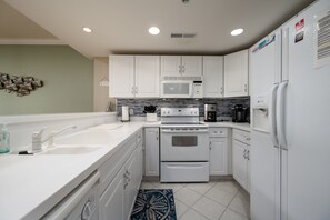 微波炉、洗碗机、餐桌