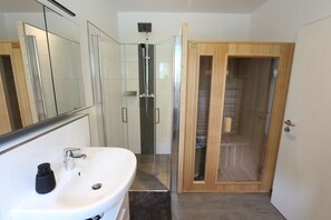 Shower, hair dryer - Ferienhaus Nordsee Jadebusen in Sehestedt bis 5 Personen (Jade)