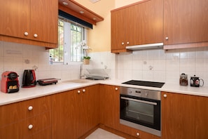 Deluxe Apartment | Dapur peribadi | Peti sejuk, ketuhar, pembancuh kopi/teh, cerek elektrik