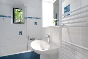Deluxe Apartment | Bathroom | Hair dryer, shampoo