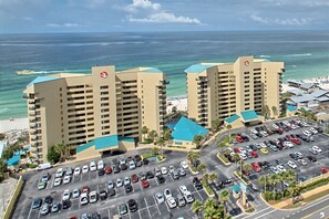 Un hotel moderno con estacionamiento y vista al océano.